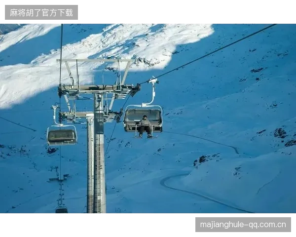 滑雪高速转弯极度惊险：极速驰骋冰雪世界的极限体验